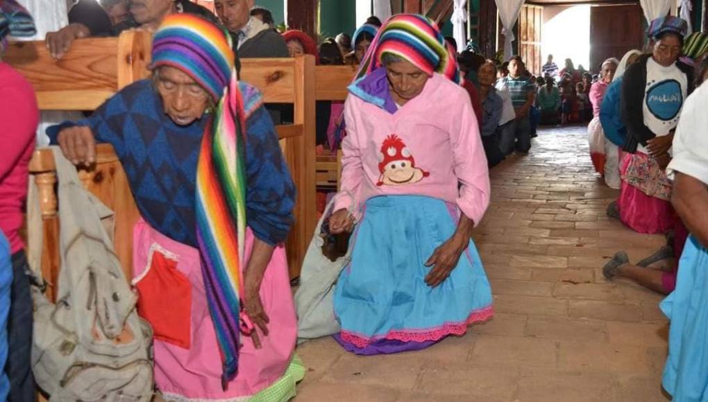 Los ancianos cuentan que hace mucho tiempo, los primeros pobladores tenían visiones de la Virgen de Candelaria en un pozo que está ubicado en el centro del municipio, y un día encontraron una hermosa imagen tallada en madera. Seleccionaron el lugar para la construcción de una iglesia y la Virgen de Candelaria se convirtió en la patrona de los Santa Cruces. Pero cuando llevaron la imagen al lugar que habían elegido para construir la iglesia dejaban la imagen durante el día y por la noche desaparecía y aparecía en el lugar donde la habían encontrado.