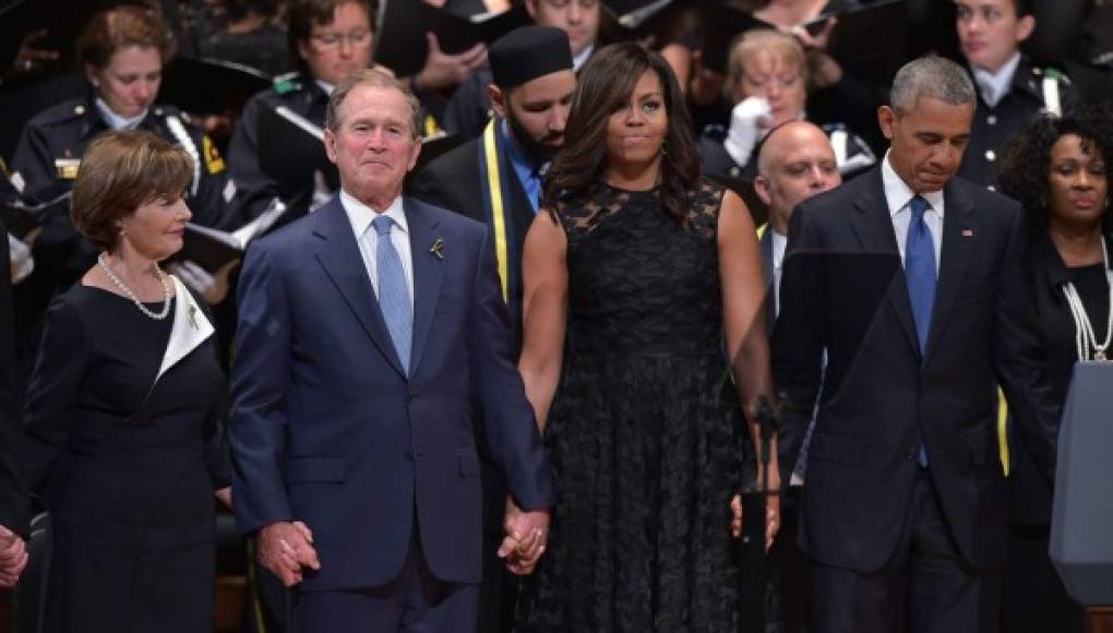 El extraño baile de Bush en el funeral de los policías de Texas