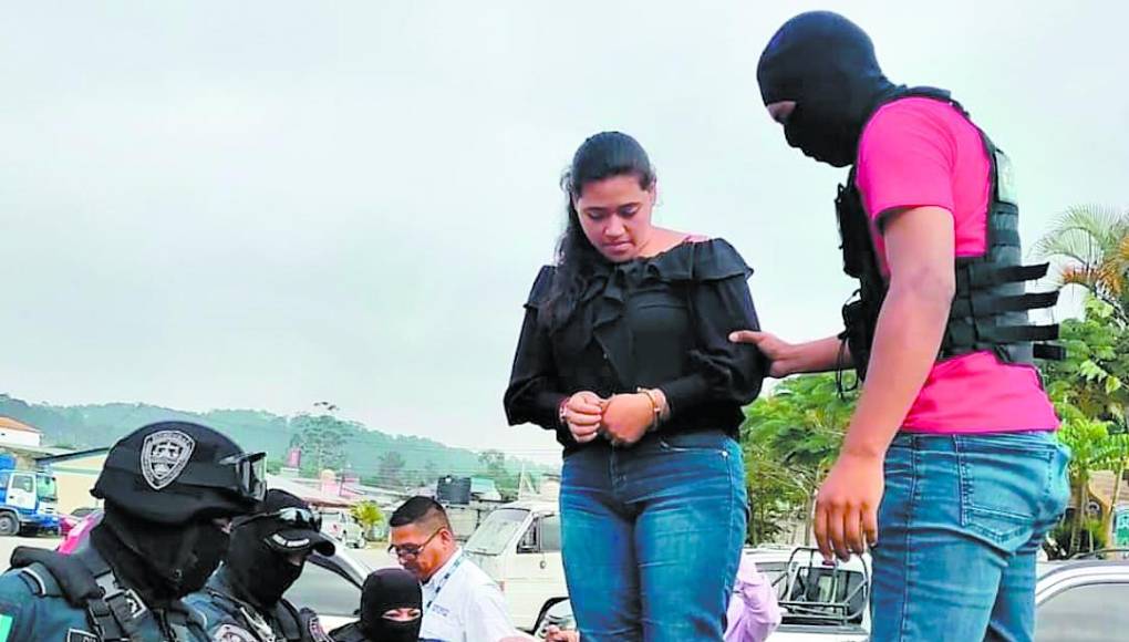 Suany Jazmín Pesquera tenía orden de captura por lo que en audiencia del declaración de imputado un juez le dictó detención judicial y la envió al centro penal de Santa Rosa de Copán. 