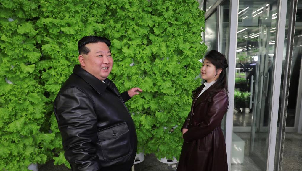 Los analistas resaltaron que es la primera vez que se presenta con esta fórmula a la hija de <b>Kim</b>, nunca nombrada por los medios de Pyongyang pero identificada por la inteligencia surcoreana como Ju Ae. 