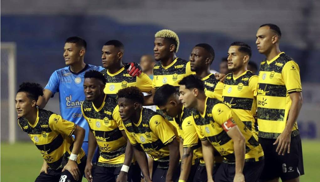 Onan Rodríguez posando por primera vez en el 11 titular del Real España en la Liga Nacional de Honduras.
