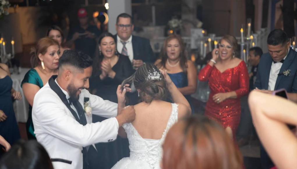La boda de Lesvin Medina y Jennifer estuvo espectacular, según las imágenes que compartió el jugador en sus redes sociales.