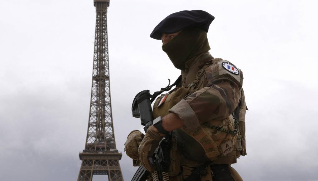 El Ministerio del Interior tiene previsto desplegar 45.000 agentes durante la ceremonia de inauguración, frente a los 30.000 que estarán en servicio el resto de los días repartidos en los diferentes puntos de competición.