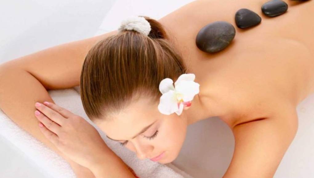 El masaje con piedras elimina el estrés