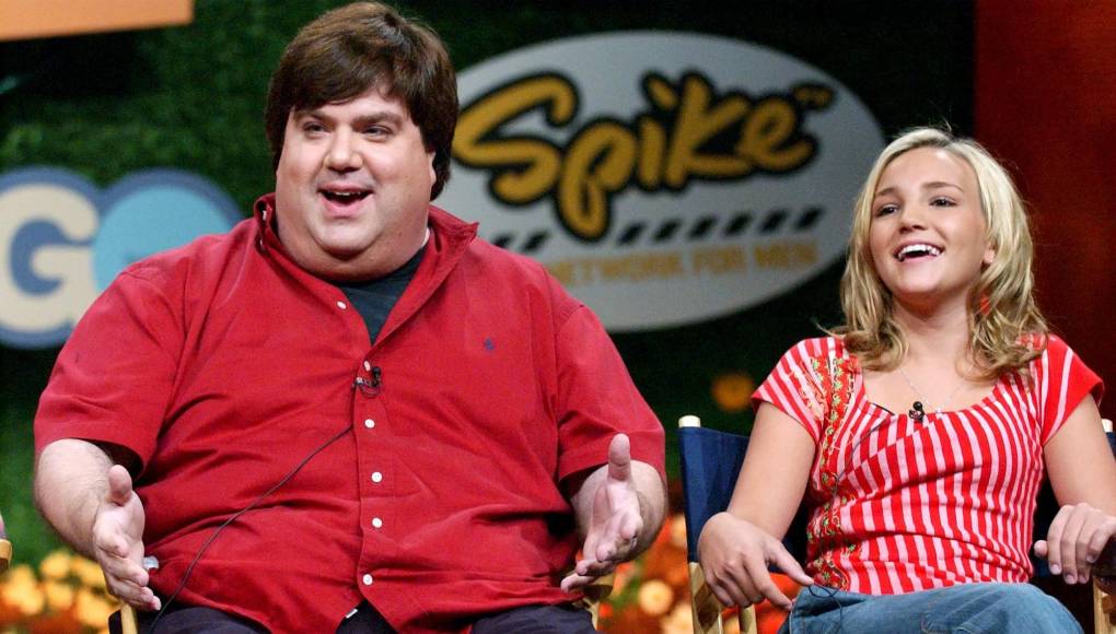 El primer tráiler del documental salió a la luz el pasado 8 de febrero y, en un breve fragmento, expone a través de documentos y testimonios inéditos lo que supuestamente pasaba tras bambalinas de series que Dan Schneider, a quien describen en el documental como “el chico de oro”. 