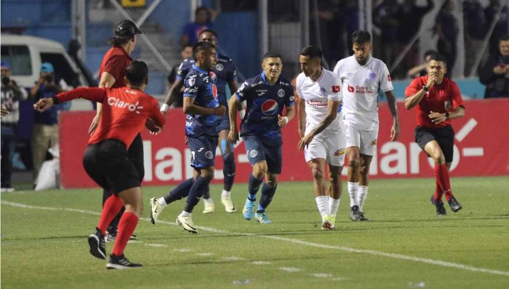 Andy Nájar se enganchó con Carlos Argueta. Aquí fue donde empezó la pelea.
