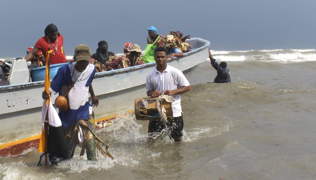 Con el apoyo de embarcaciones del Primer Batallon de Infanteria Marina, se revivió la llegada de los primero garífunas a Honduras, en La Ceiba.