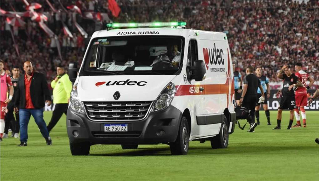 El jugador quedó “en observación en terapia intensiva hasta mañana”, lunes, comentó su parte el médico del equipo ‘Pincha’, Hugo Montenegro, a periodistas.