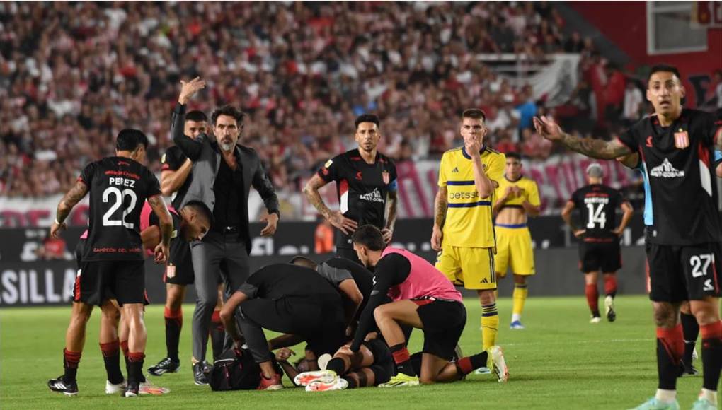 Javier Altamirano fue atendido en el campo por los médicos del club Estudiantes de La Plata antes de ser trasladado de emergencias a una clínica.