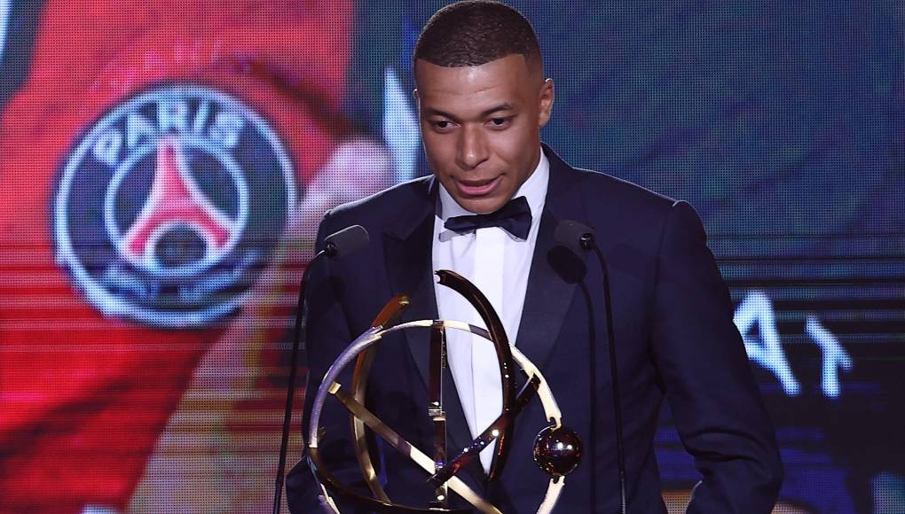 El campeón del mundo con Francia se dio una escapada mientras el PSG disputaba su último partido de liga. Revelaron la identidad de la chica que lo deslumbró.