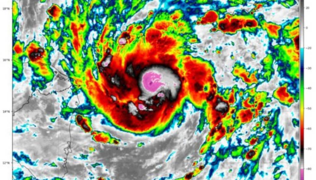 Eta ya es huracán categoría 4 y su poder aumenta al acercarse a Honduras