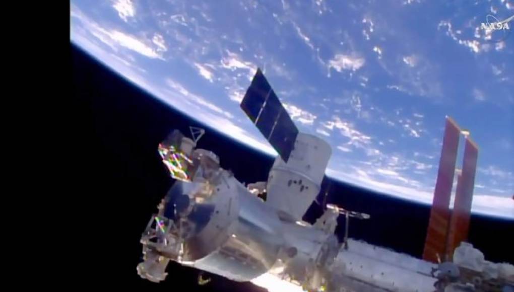 Cápsula de SpaceX se acopla con éxito a la Estación Espacial Internacional