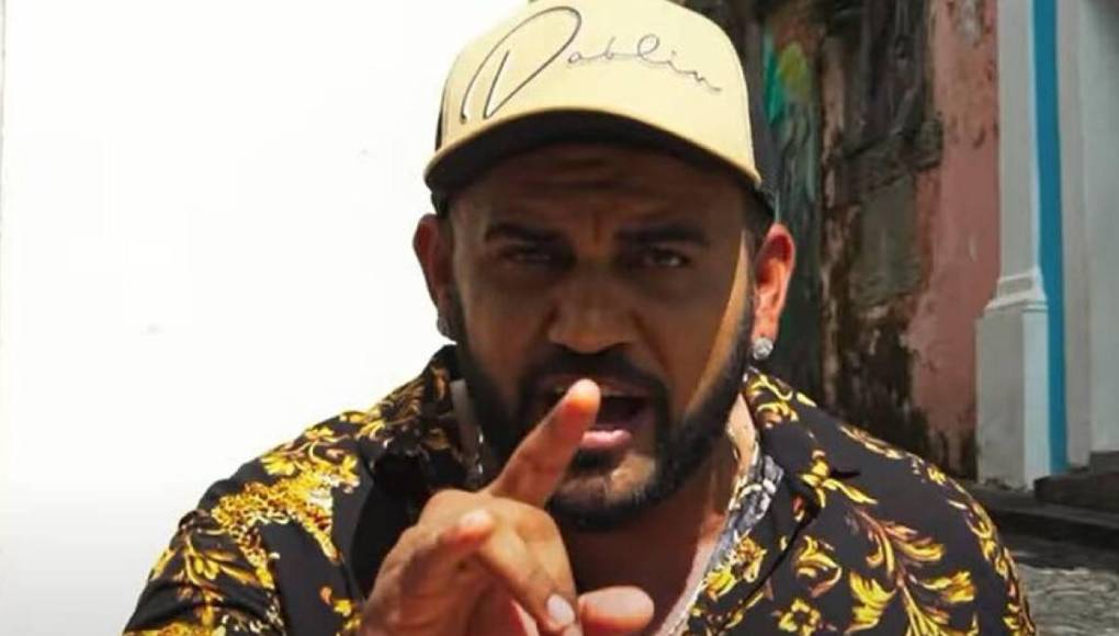 “Señoras y señores, esta es la digna Joana Sanz, que está sufriendo mucho con la muerte de su madre. Hasta ella sigue de luto, y si no fuera suficiente para aumentar el dolor, el marido queda arrestado acusado de violación”, escribía Ney tras unas imágenes de ella de fiesta mientras Alves estaba en la prisión de Brians 2.