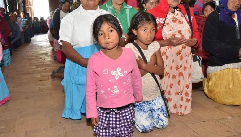 Con una fe que impresiona, los Santa cruces como son conocidos los pobladores de ese municipio, acuden a las actividades religiosas de su comunidad en familia y desde niños. En este pueblo las mujeres llevan a los niños en su espalda sostenidos con trapos o cobijas. Las mujeres también ayudan a sus maridos en las tareas agrícolas.