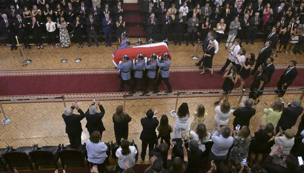 El exmandatario piloteaba su helicóptero junto a tres personas, entre ellas su hermana, que resultaron ilesas. “Estaba libre, sin el cinturón, a un costado del helicóptero, a 28 metros de profundidad”, dijo el miércoles el bombero Ricardo González, que lo rescató.