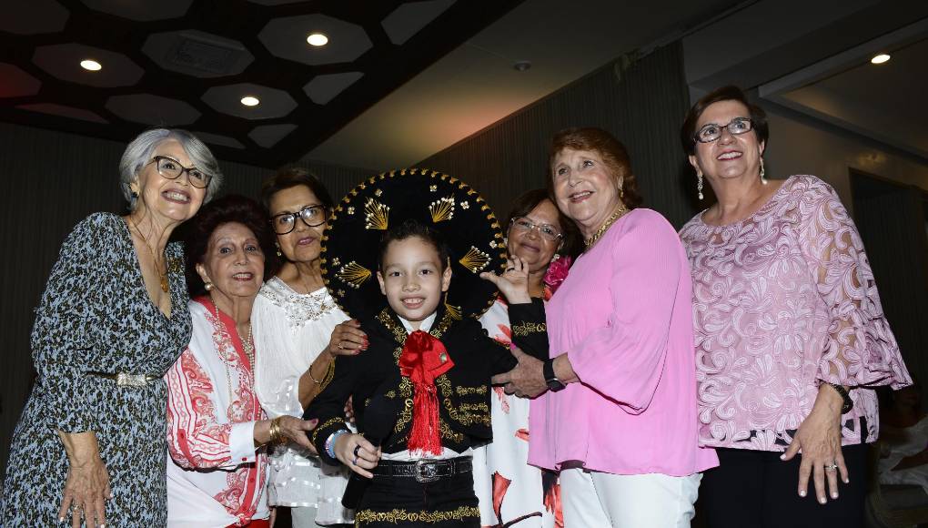 Incluso un niño fue invitado para cantar un repertorio de rancheras, deleitando con su fascinante voz a las presentes. 