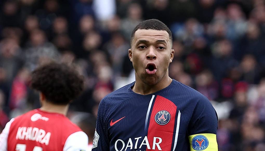 La decisión del Real Madrid constituye una mala noticia para Kylian Mbappé, que anunció hace unas semanas a los dirigentes del PSG su marcha al final de temporada. El delantero firmará, salvo vuelco en la situación, por el club madrileño el próximo verano europeo.