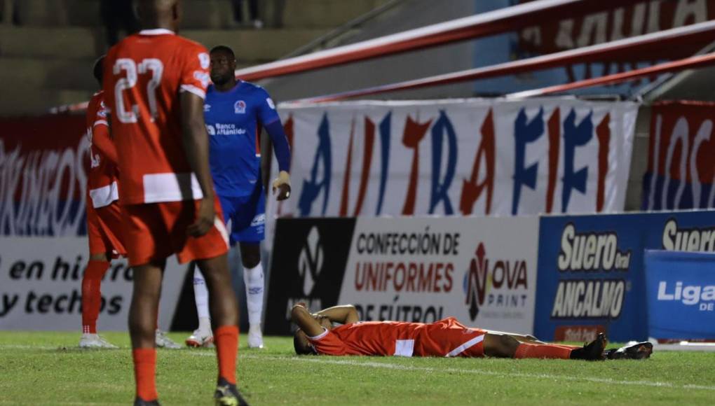 El defensa del Vida, Aaron Zúniga, se lamenta tras marcar el autogol que decretó el 0-4 del Olimpia.