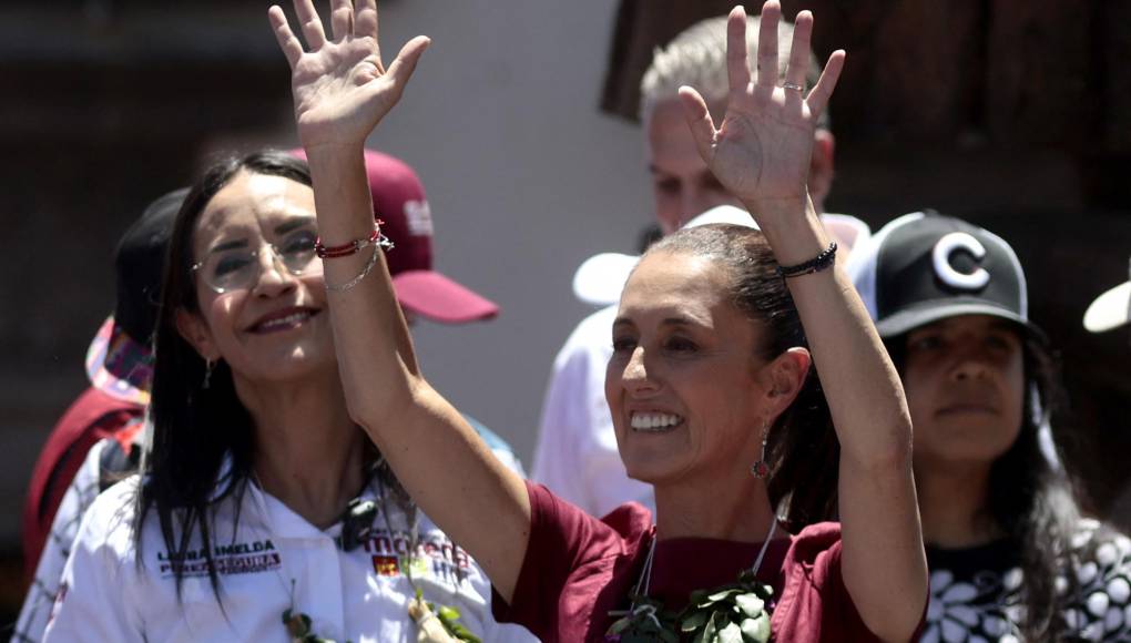 Sheinbaum, nacida en1962 en una familia judía en Ciudad de México, estudió el doctorado en ingeniería ambiental e inició su carrera política como secretaria de Medio Ambiente del Distrito Federal en el año 2000, cuando el ahora presidente, Andrés Manuel López Obrador, era jefe de Gobierno.