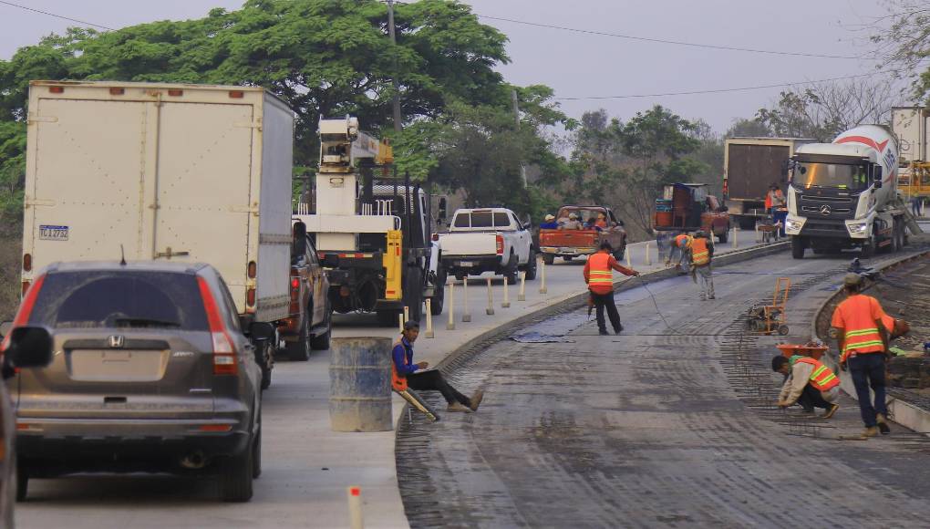 <b>Este tramo lo encontrará en las cercanías de la Cuesta de la Vaca. Una parte de esta conocida cuesta ya está terminada, y en la otra, se trabaja en el encofrado para verter el concreto. La obra lleva un buen ritmo de avance.</b>