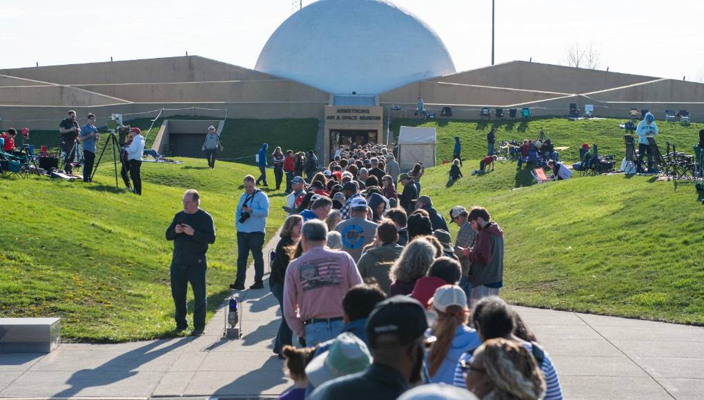 Las autoridades estuvieron varias semanas elaborando instrucciones de seguridad, en particular la necesidad de utilizar gafas especiales para mirar al Sol y evitar daños oculares.