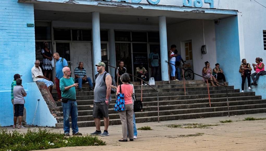 La oferta en las bodegas (tiendas estatales de básicos subvencionados), en las que sólo se puede comprar lo que corresponde por la libreta de abastecimiento (cartilla de racionamiento), se ha ido estrechando y son frecuentes los retrasos en la entrega de arroz, azúcar o café.