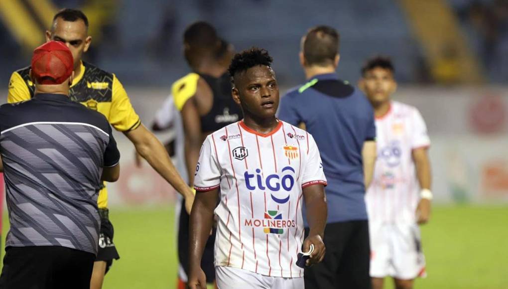 Maikel García, exjugador del Real España, se fue triste por la octava derrota del Vida en el campeonato.