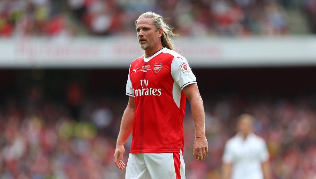 Emmanuel Laurent Petit es un exfutbolista francés que jugó en clubes como AS Mónaco, Arsenal, Barcelona y Chelsea como mediocampista.