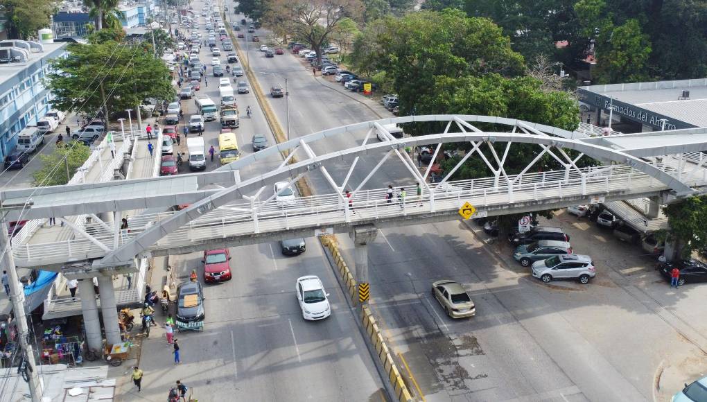 El puente peatonal a la altura del Seguro Social fue modernizado por el consorcio Siglo 21, ahora es más utilizado por los sampedranos, aunque falta mucho en educación vial.