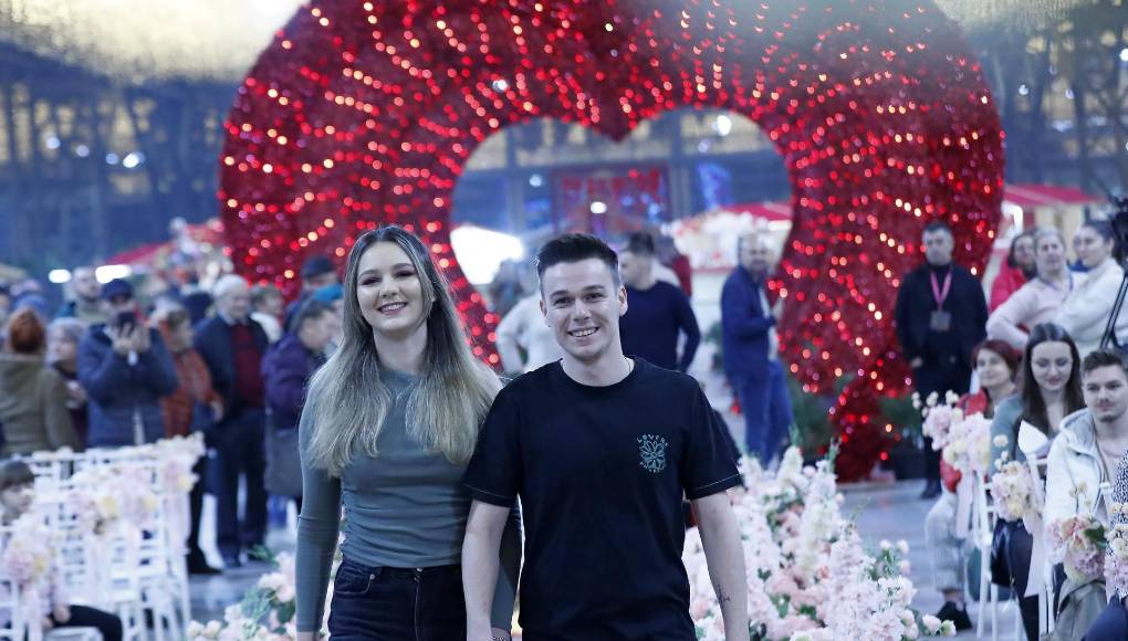 En Romania, la exposición 'Laminor Love Wonderland', sirvió como escenario para la boda civil de decenas de parejas.