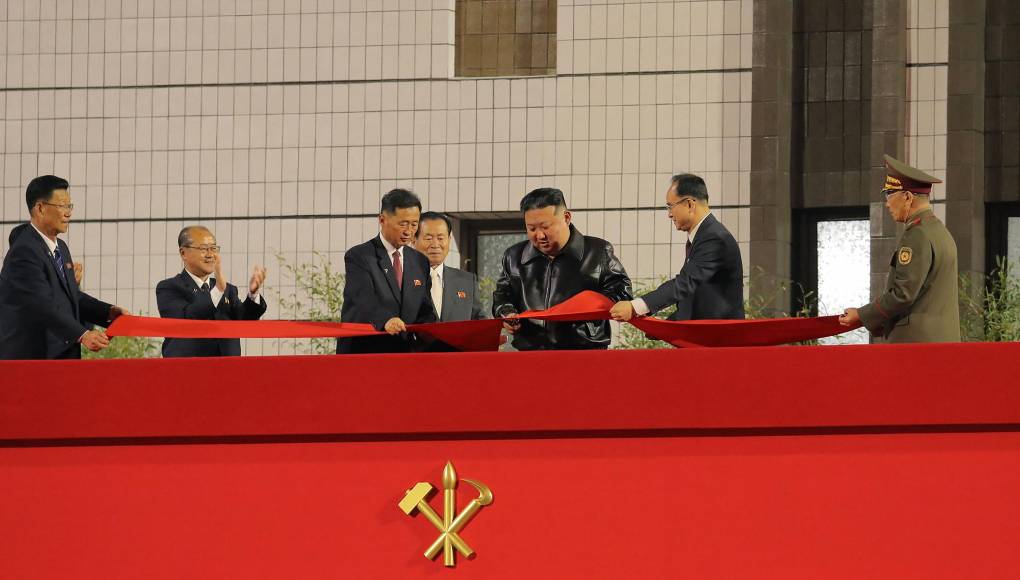 Kim Jong-un supervisó el simulacro, realizado en la parcela de una de sus residencias al noreste de Pionyang, junto a dos miembros del régimen que suelen acompañarle en importantes ensayos de armamento; el vicedirector del Departamento de Industria de Municiones, Kim Jong-sik, y el director general de la Dirección General de Misiles, Jang Chang-ha. 