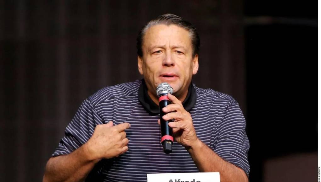 Alfredo Adame, quien es participante de “La Casa de los Famosos”, reality show de Telemundo en Estados Unidos, es un actor y presentador de televisión de 65 años de edad, originario de Guadalajara, Jalisco.