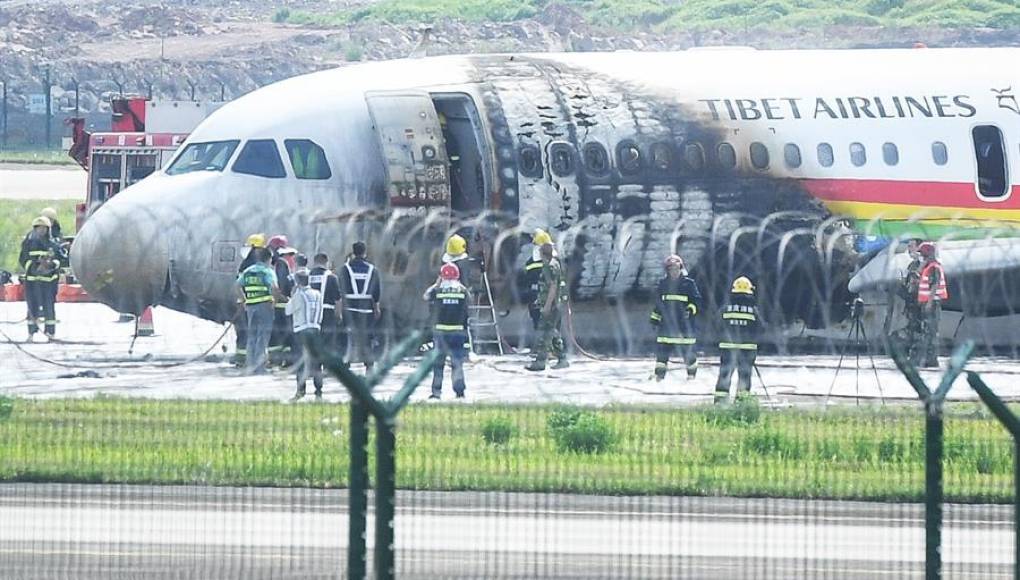 VIDEO: Avión se incendia al salirse de la pista de despegue en un aeropuerto de China
