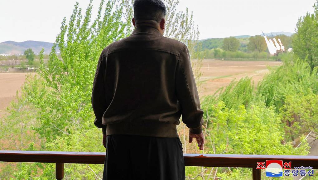Durante el ejercicio, las unidades participantes ensayaron la activación de la postura de contraataque nuclear una vez que activada “la mayor alarma de crisis nuclear del Estado” y el uso de lanzacohetes múltiples de gran calibre -sistema al que los expertos llaman KN-25- para disparar proyectiles “equipados con cabezas nucleares simuladas” que, según KCNA, “golpearon con precisión” el objetivo simulado tras volar 352 kilómetros. 