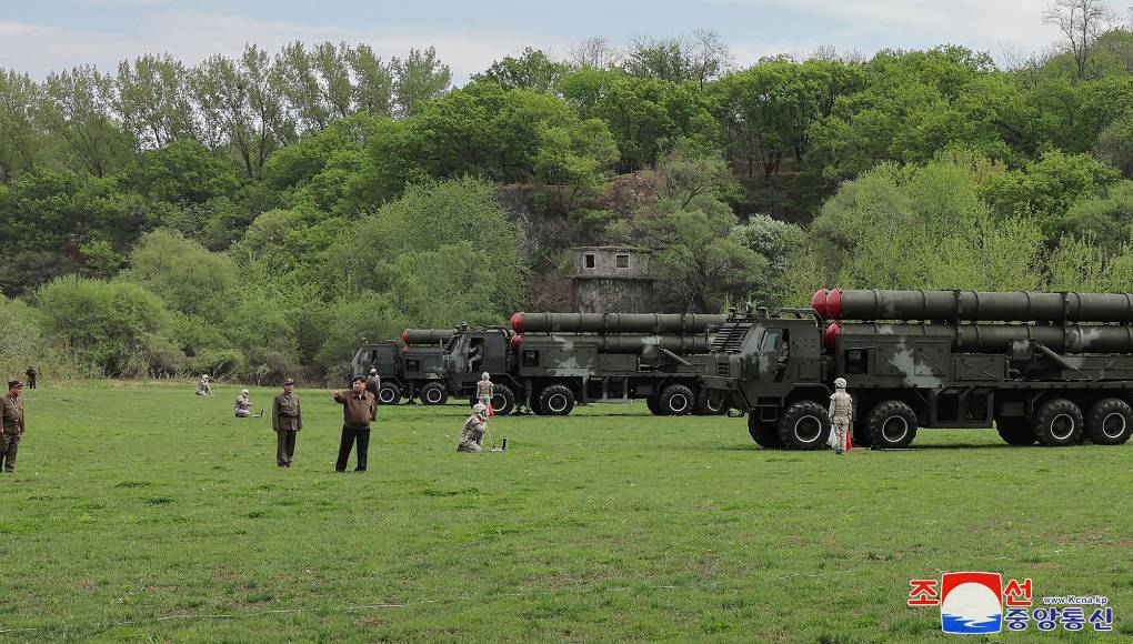 La salva de proyectiles disparados (al menos cuatro, según muestran las fotos de KCNA) durante este simulacro de “contraataque nuclear” se correspondería con el lanzamiento detectado en la víspera por los ejércitos surcoreano y japonés. 