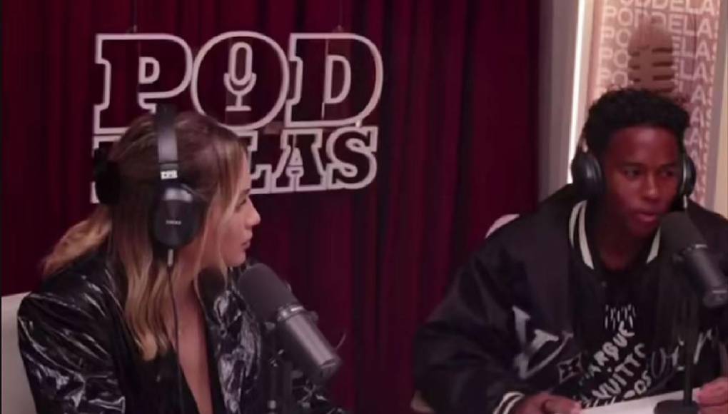 El joven delantero concedió una entrevista junto a su chica en el podcast Pod Delas en YouTube, donde ambos contaron las cláusulas del contrato de pareja.