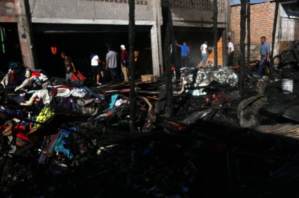 Los dueños de los locales afectados llegaron a las 5:00 am a revisar si podían rescatar parte de su mercadería, pero toda fue consumida por las llamas.