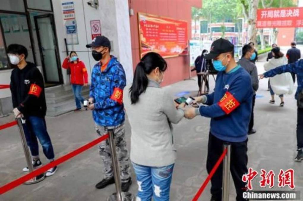 La Escuela Secundaria No.6 en la ciudad de Wuxi, en la provincia oriental de Jiangsu, llevó a cabo varios simulacros, durante los cuales los maestros desempeñaron el papel de estudiantes y simularon múltiples procesos como ingresar a la escuela, asistir a clases, lavarse las manos y cenar.