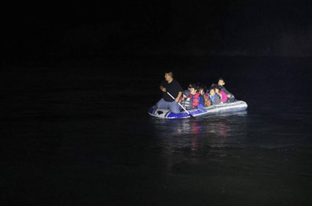 Traficantes mexicanos, conocidos como coyotes, inflan un bote, cargan 15 migrantes, gritan a los niños que dejen de llorar y reman con frenesí para cruzar en unos minutos el Río Grande, hasta Estados Unidos. La escena se repite casi a diario desde hace dos meses, a veces toda la noche y todo el día.