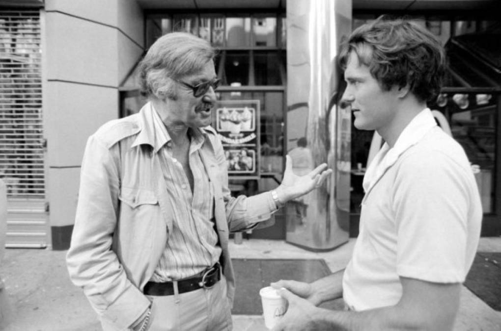 El escritor de cómics Stan Lee charla con Nicholas Hammond, actor que dio vida a Peter Parker en una de las películas de Spider-man, el 6 de julio de 1978