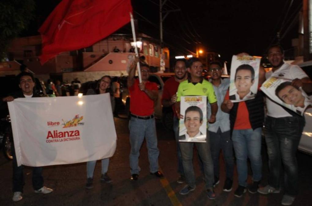 La aparente victoria de Nasralla, de 64 años, fue motivo de celebración para los capitalinos que salieron a las calles.