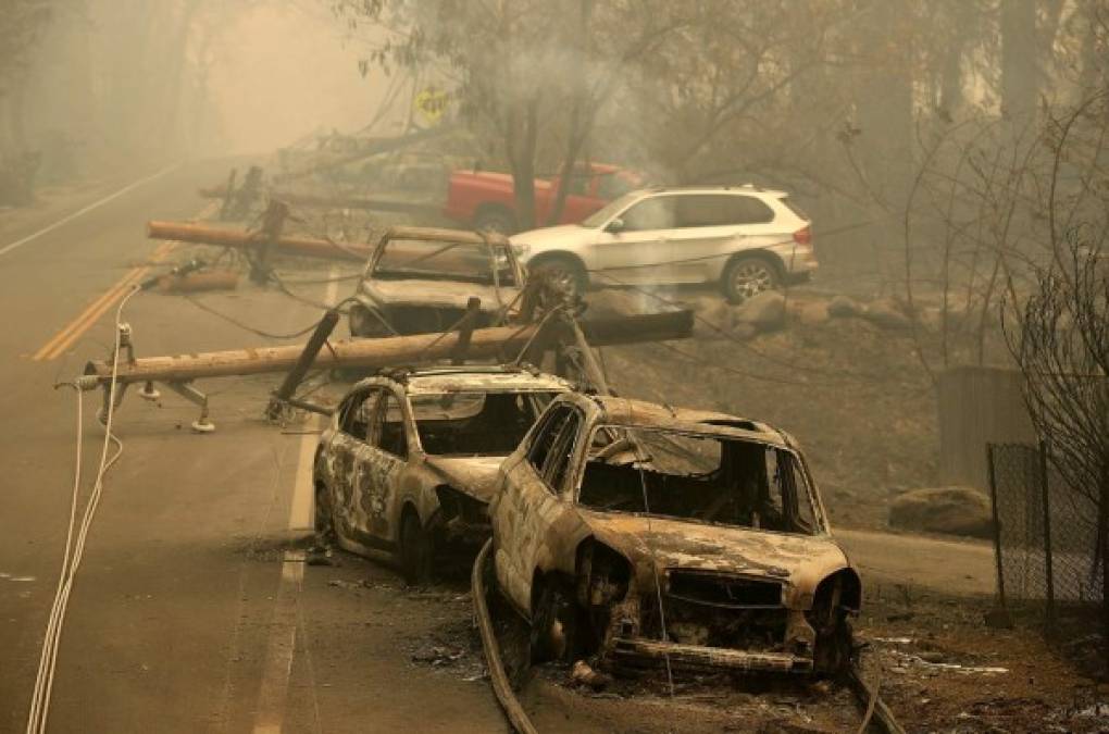 La conflagración ha arrasado varias casas en Malibú, Calabasas y la población de Thousand Oaks, donde la noche del miércoles se produjo un tiroteo en un bar en el que perdieron la vida trece personas, incluido el atacante.<br/><br/>En las calles es común ver autos calcinados.