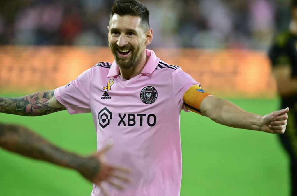 Leo Messi con los brazos extendidos celebrando el gol de su compatriota Facundo Farías.