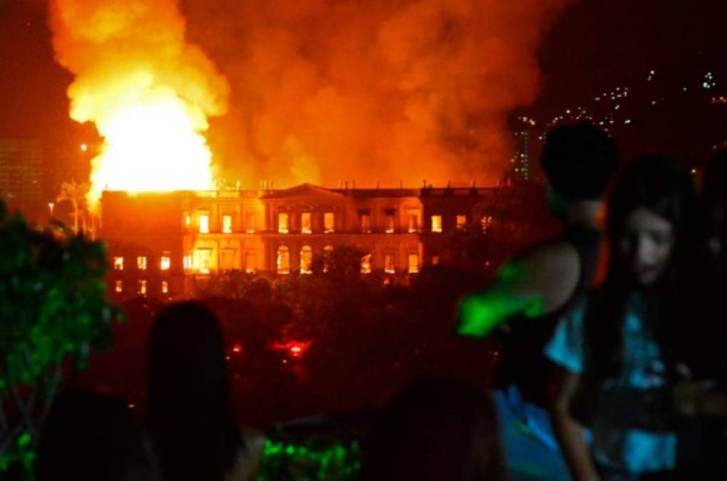 Un gigantesco incendio arrasó por completo el Museo Nacional de Río de Janeiro, el más antiguo de Brasil y que albergaba más de 20 millones de piezas que datan de diferentes periodos de la historia, entre ellos el esqueleto de 'la primera americana', animales disecados, momias y decenas de huesos de dinosaurios.