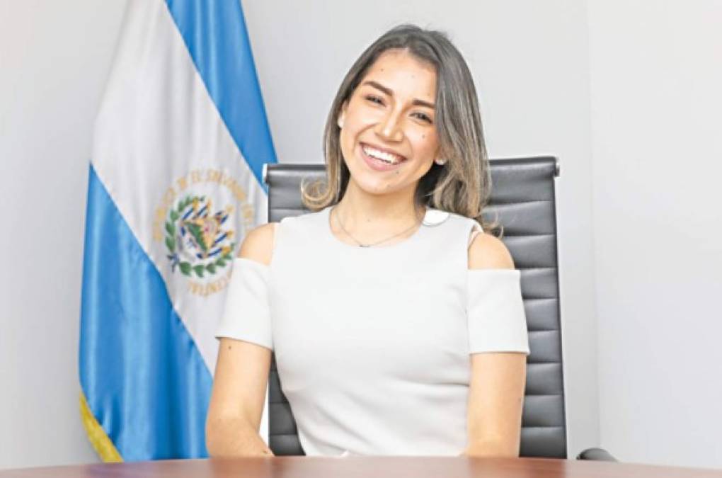 La joven celebraba su llegada la Asamblea Legislativa donde han tenido días movidos tras la distitución de magistrados y fiscal general.