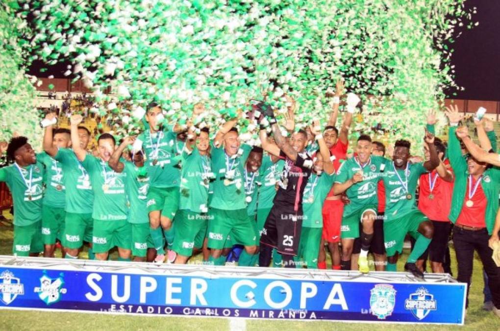 Los jugadores del Marathón celebrando con el trofeo de campeones de la Supercopa de Honduras.