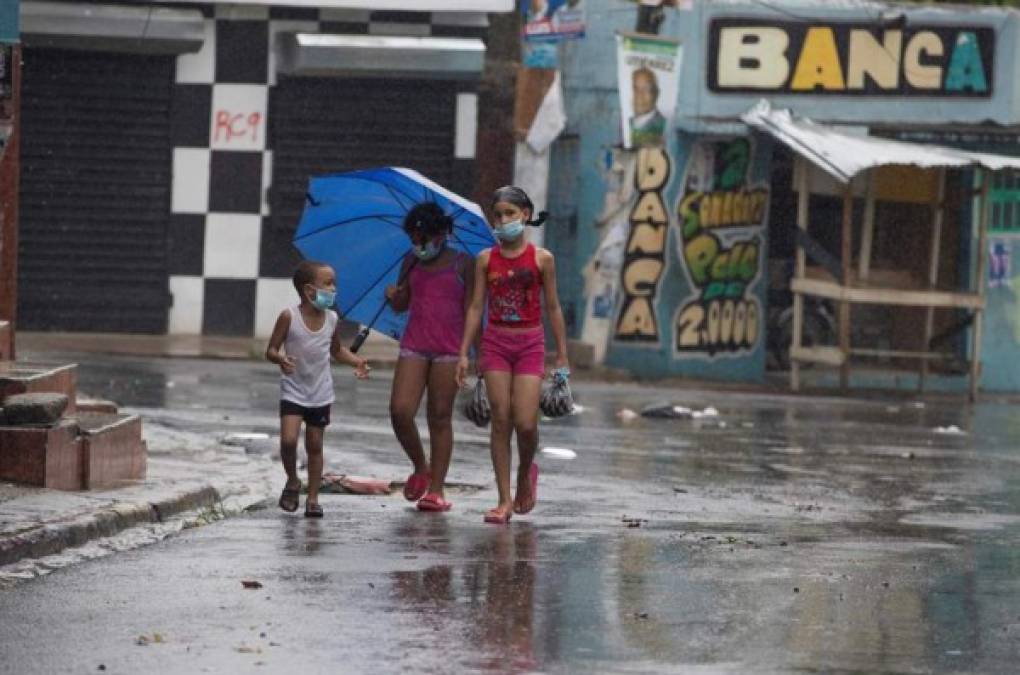 Casi toda la costa caribeña del país, incluyendo Santo Domingo, están en alerta roja y la costa norte se encuentra en alerta amarilla (intermedia), mientras que la cordillera central y la zona fronteriza está en alerta verde (baja).<br/>