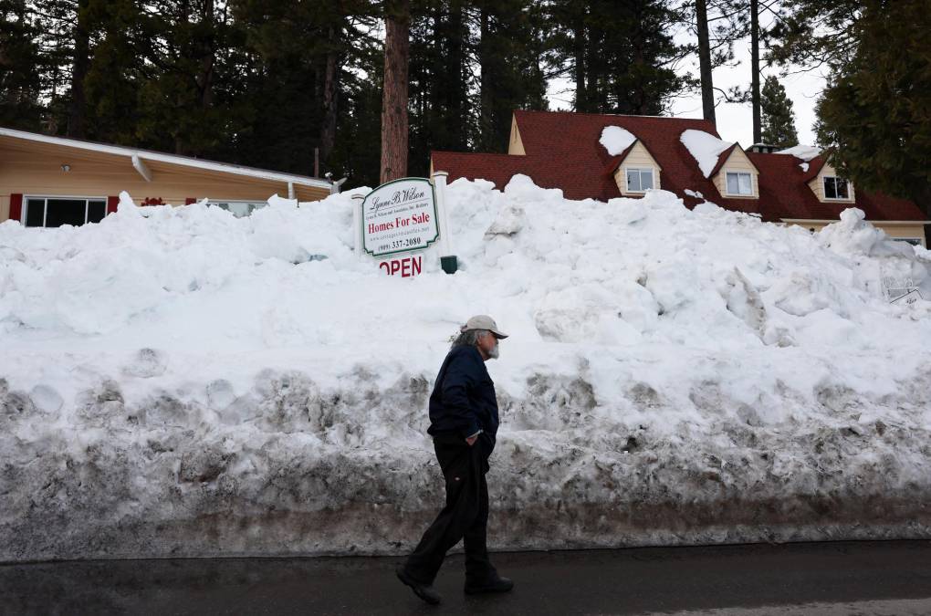 Las redes sociales se inundaron con fotos de <b>nieve</b> en jardines y calles, gracias a los miles de residentes de la región maravillados con el clima de invierno.