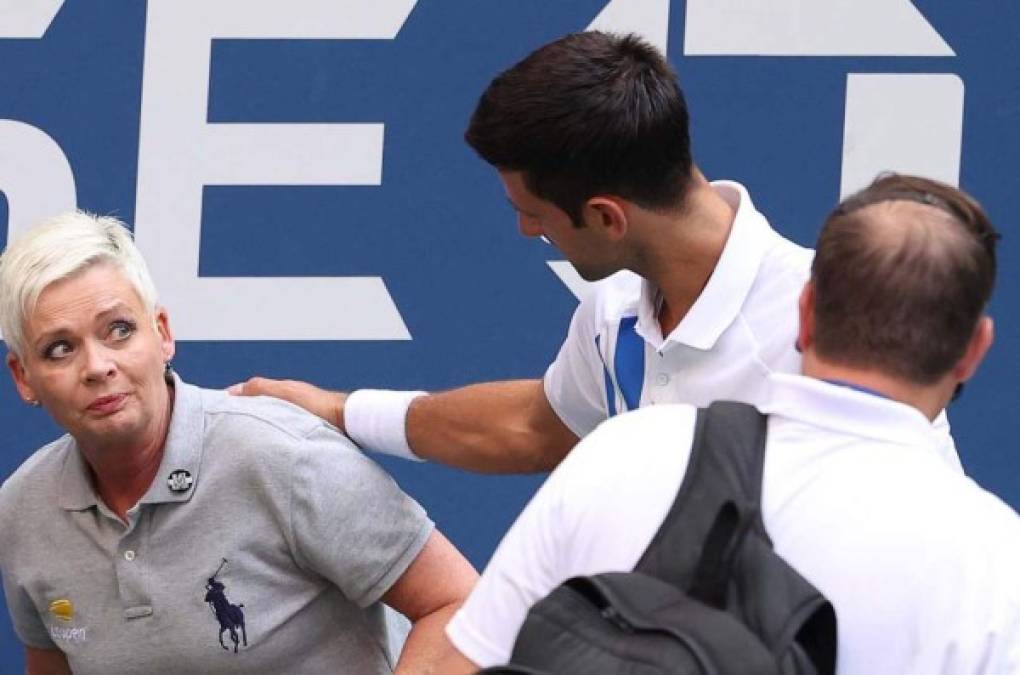 Djokovic se disculpó con la jueza pero al final no le sirvió porque fue descalificado del US Open.