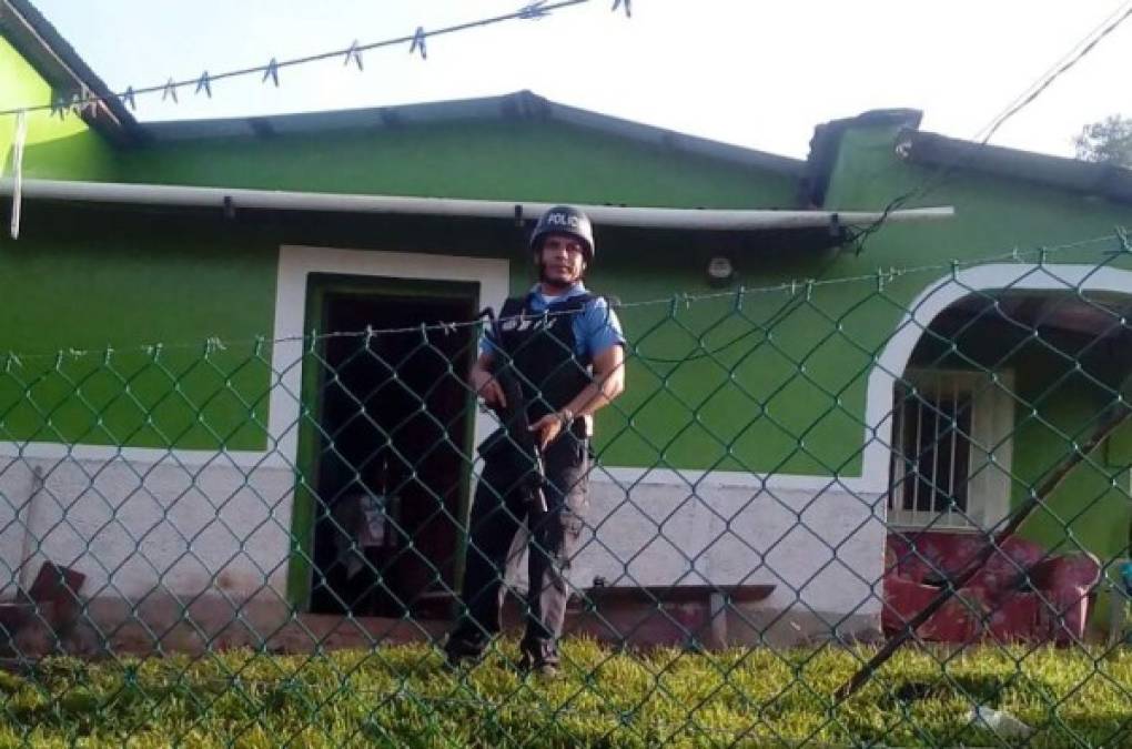 Un elemento de la Policía Militar resguarda una vivienda tras ser allanada como parte de la 'Operación Sabueso'.